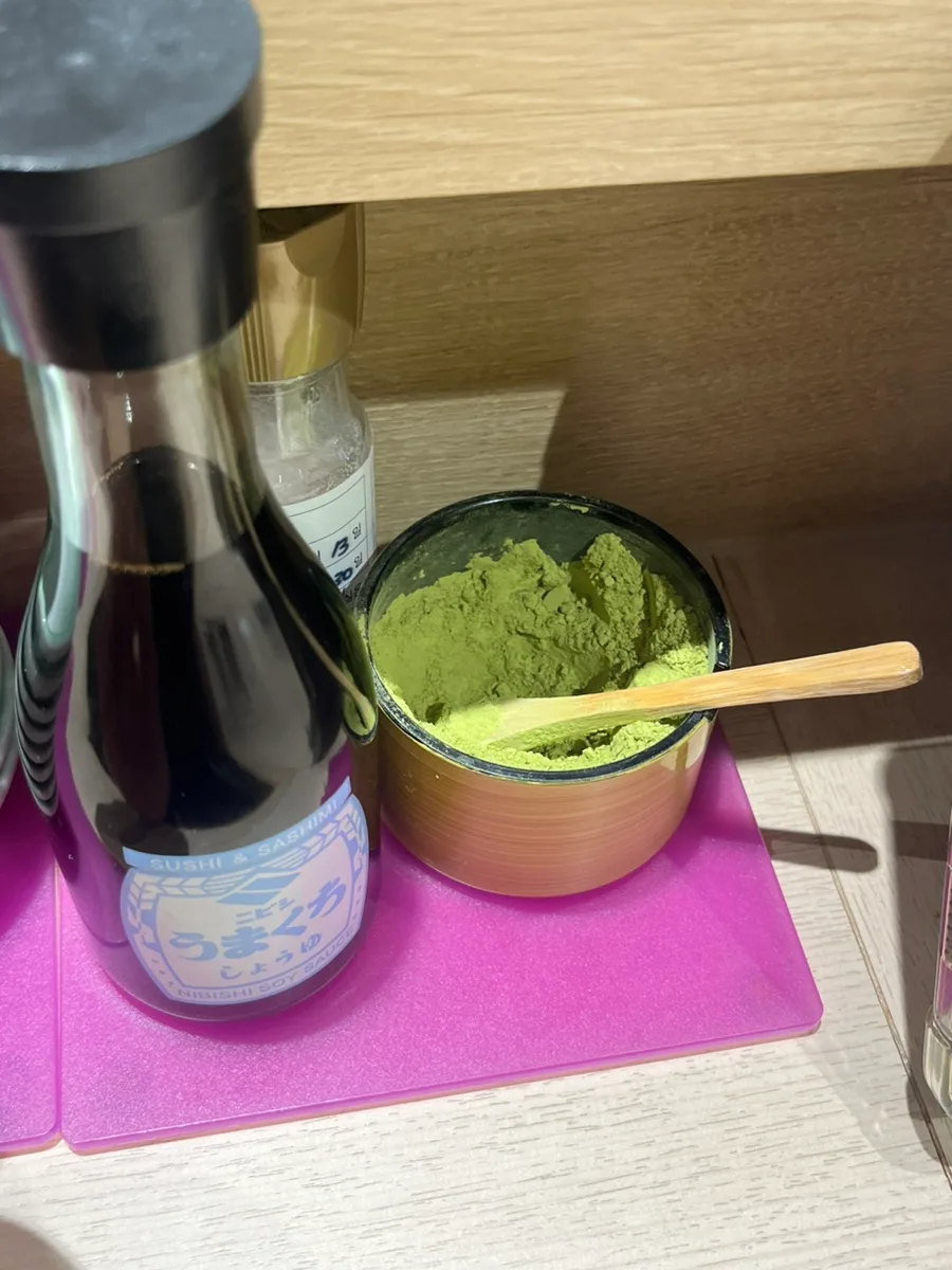 席に置かれたしょうゆと粉末の緑茶
