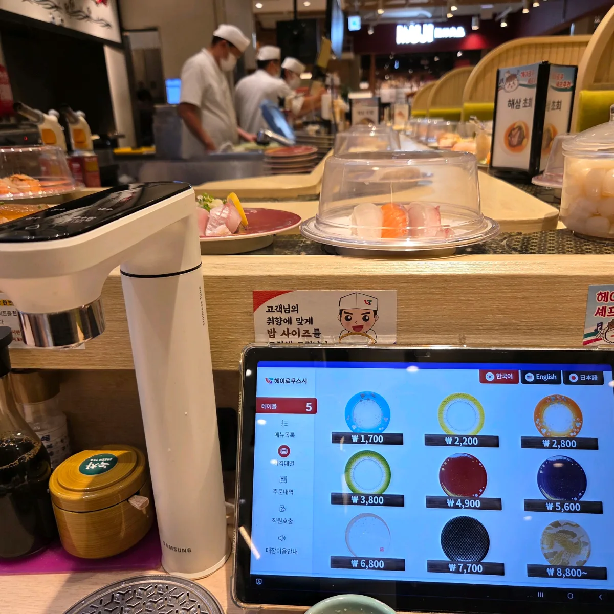 皿の色と値段が並ぶ席のタブレット