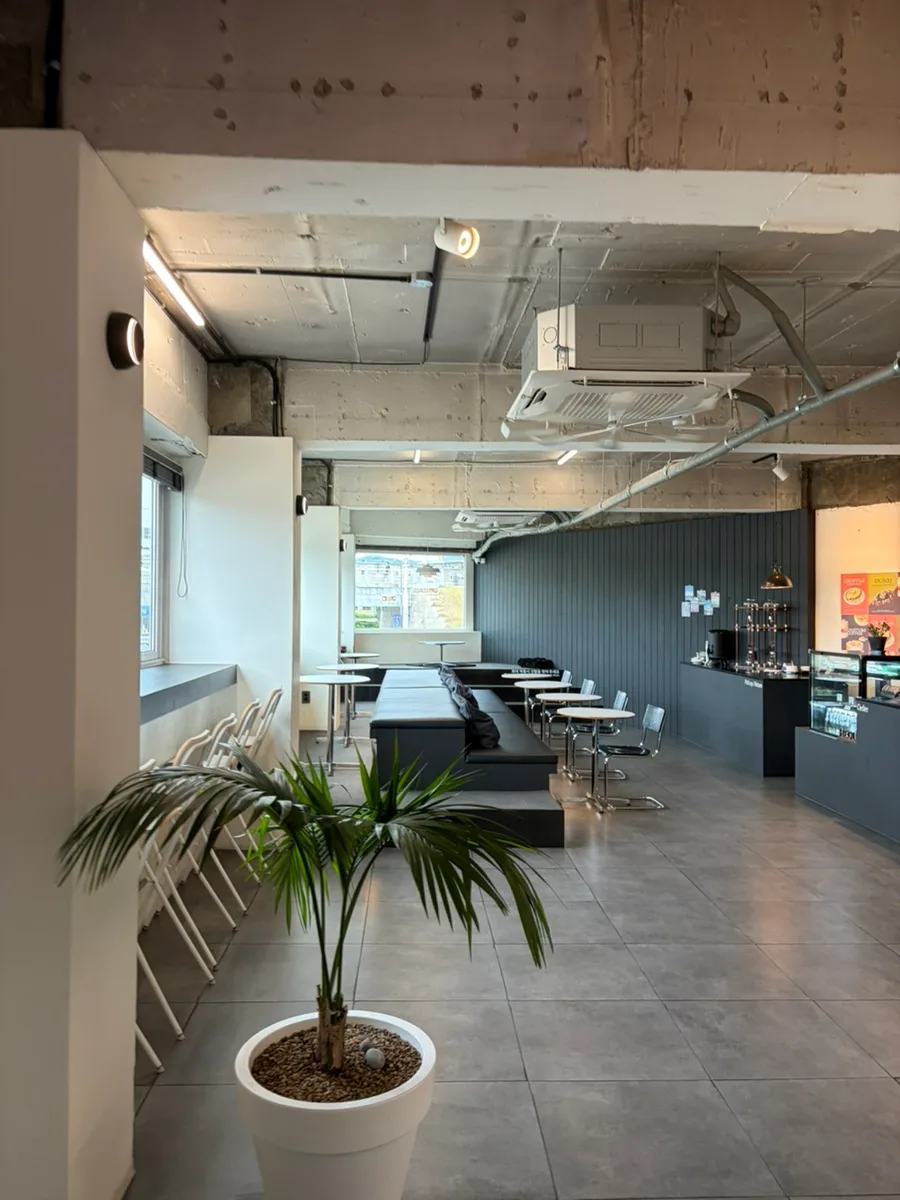 HEOL COFFEE ROASTERS — 大きな窓と黒いベンチのある客席