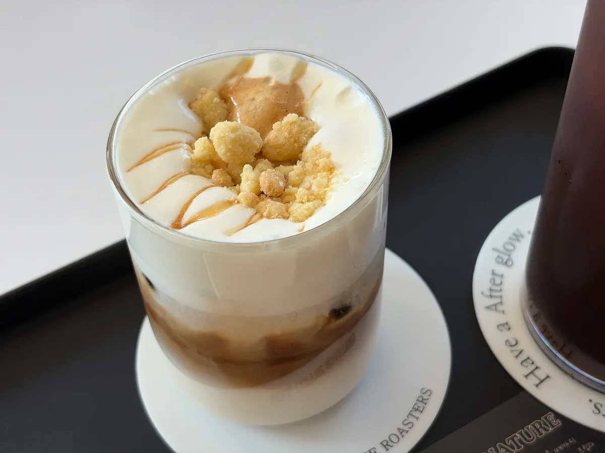 HEOL COFFEE ROASTERS — クリームとそぼろをのせたドリンク