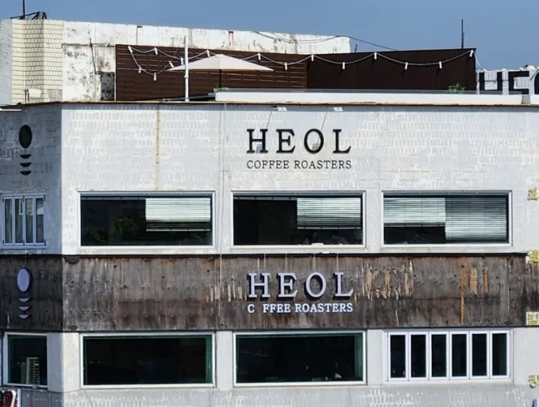 HEOL COFFEE ROASTERS — HEOLの看板と横長の窓