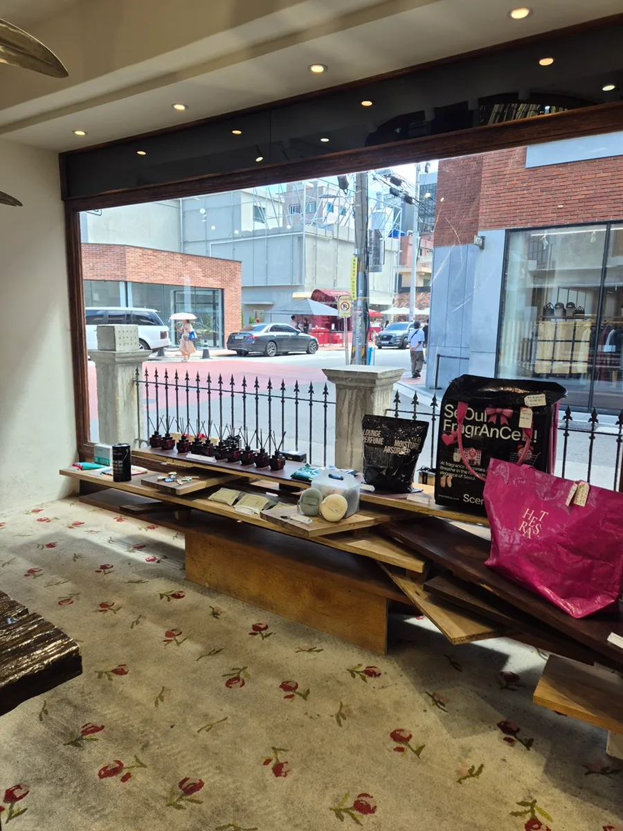 ヘトラス 聖水店 — 大きな窓辺に並ぶ香りの雑貨