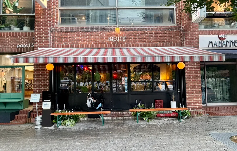 ヒョットゥ 龍山店 — 赤白のひさしが目印の店先