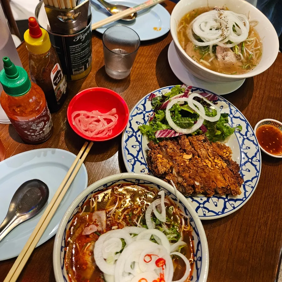 ヒョットゥ 龍山店 — 麺料理と揚げ物が並ぶ食卓