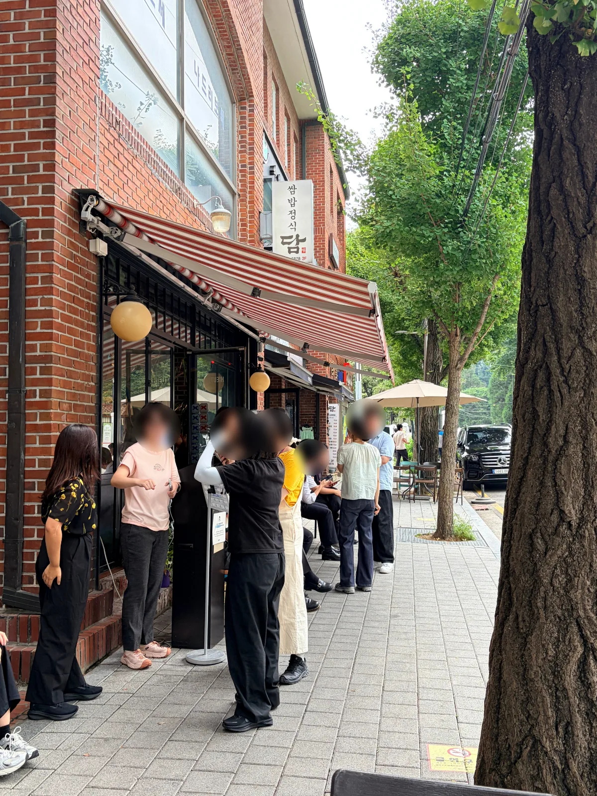 店先に並ぶ順番待ちの人々