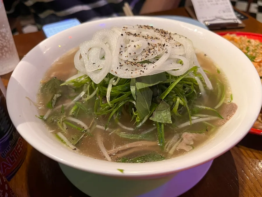 青菜と玉ねぎをのせたフォー