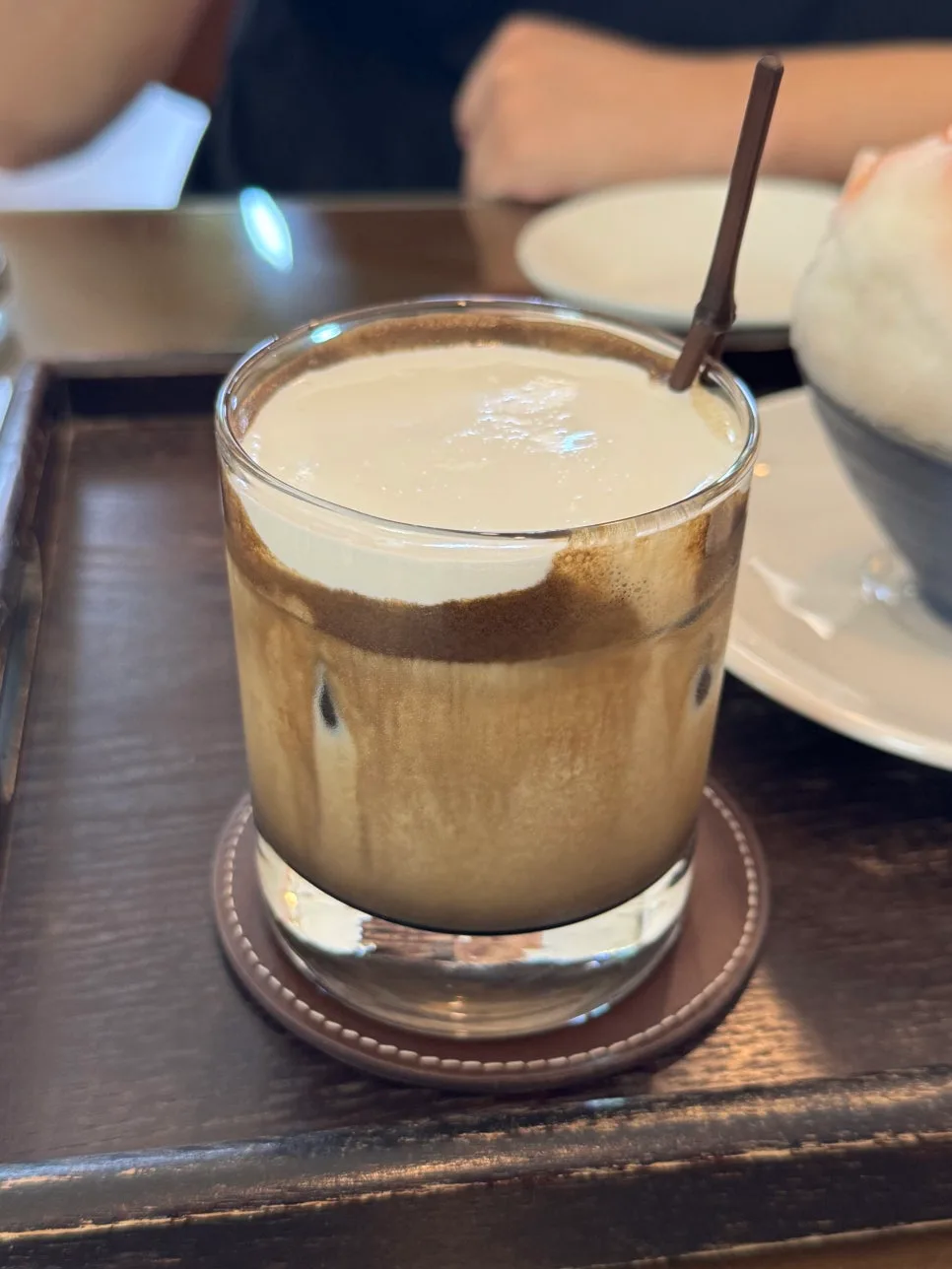 クリームを浮かべたほうじ茶ブラン