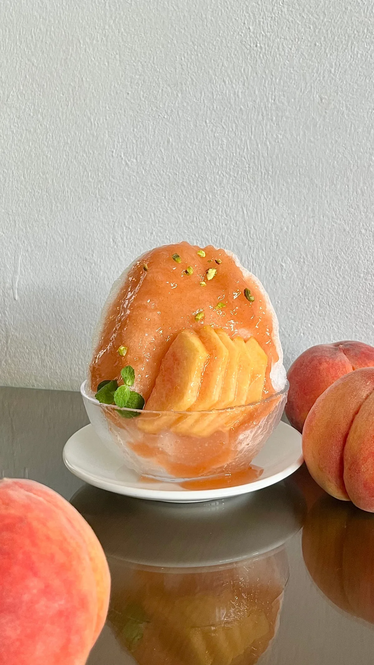 ヒンダジョン — 桃をのせた夏の季節かき氷