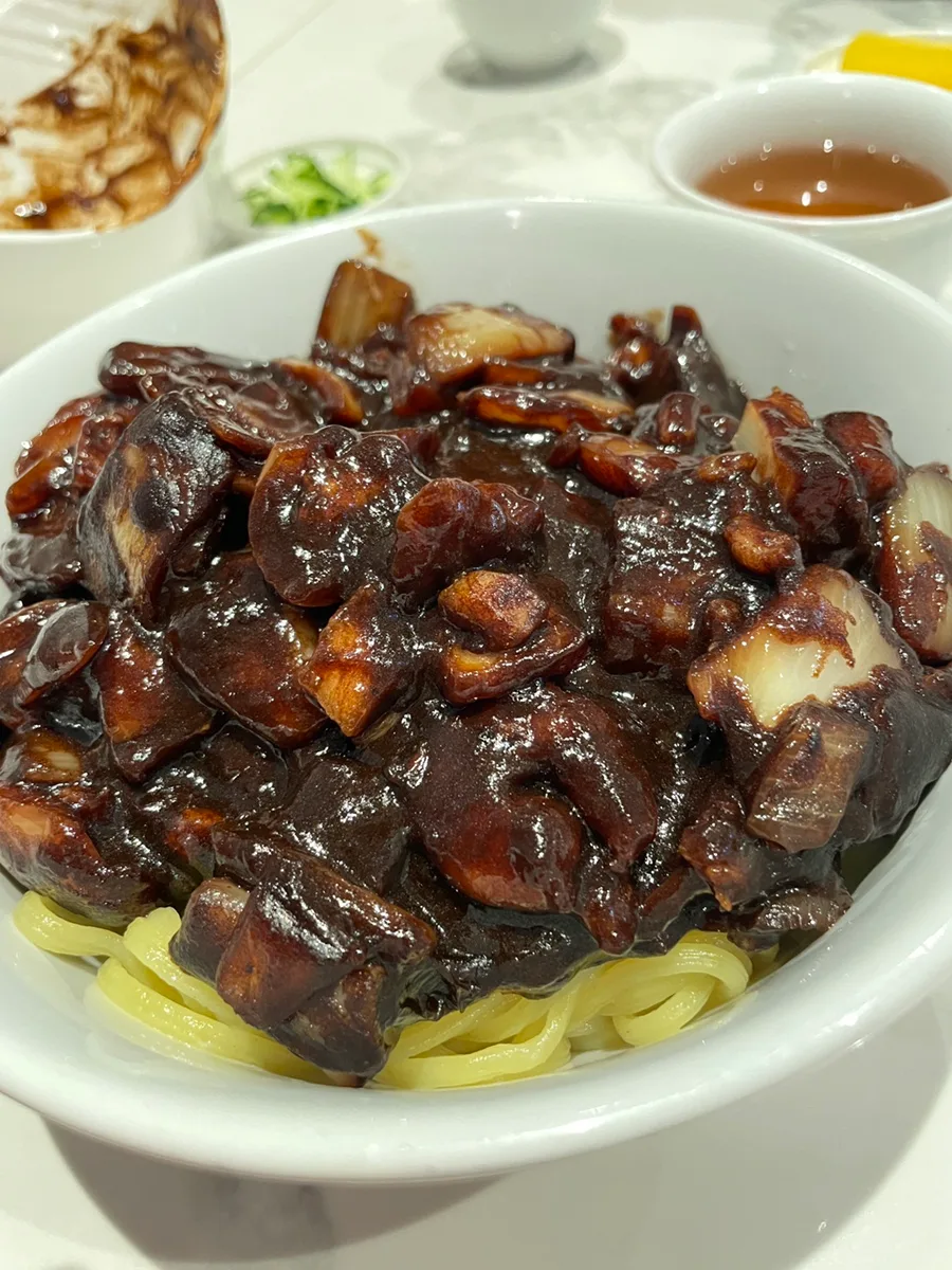 ホギョンジョン 本店 — 黒味噌だれのチャジャン麺
