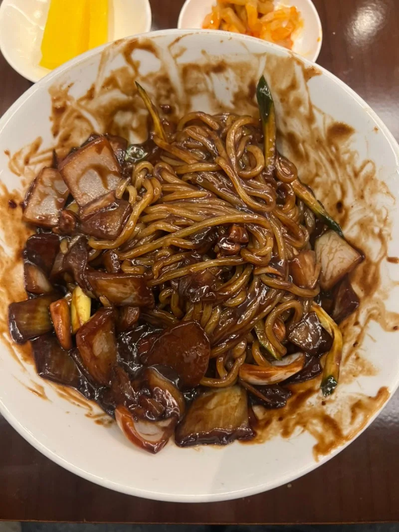 黒いソースを絡めた麺