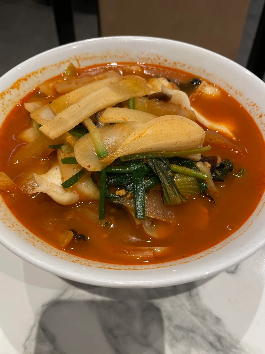 野菜と海鮮が入った赤いスープのチャンポン