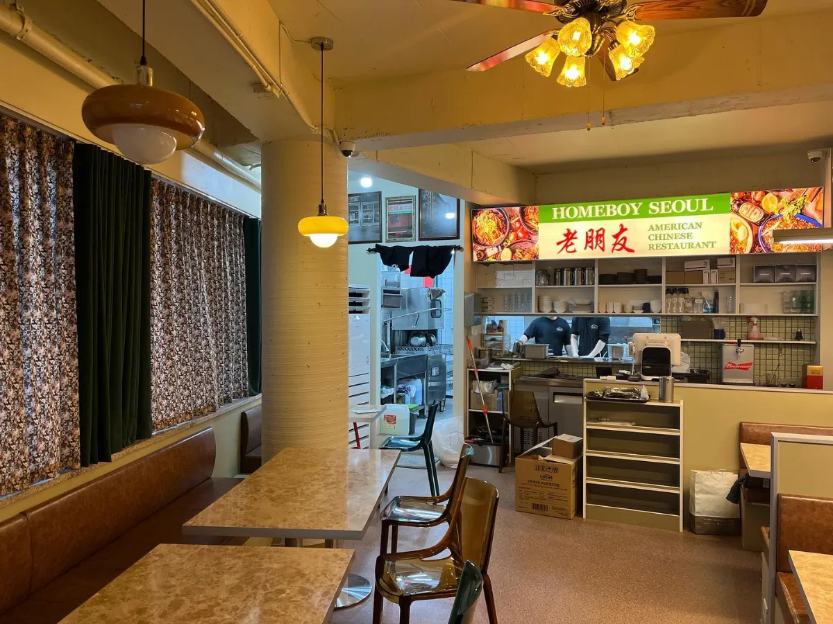 照明とテーブルが並ぶ店内