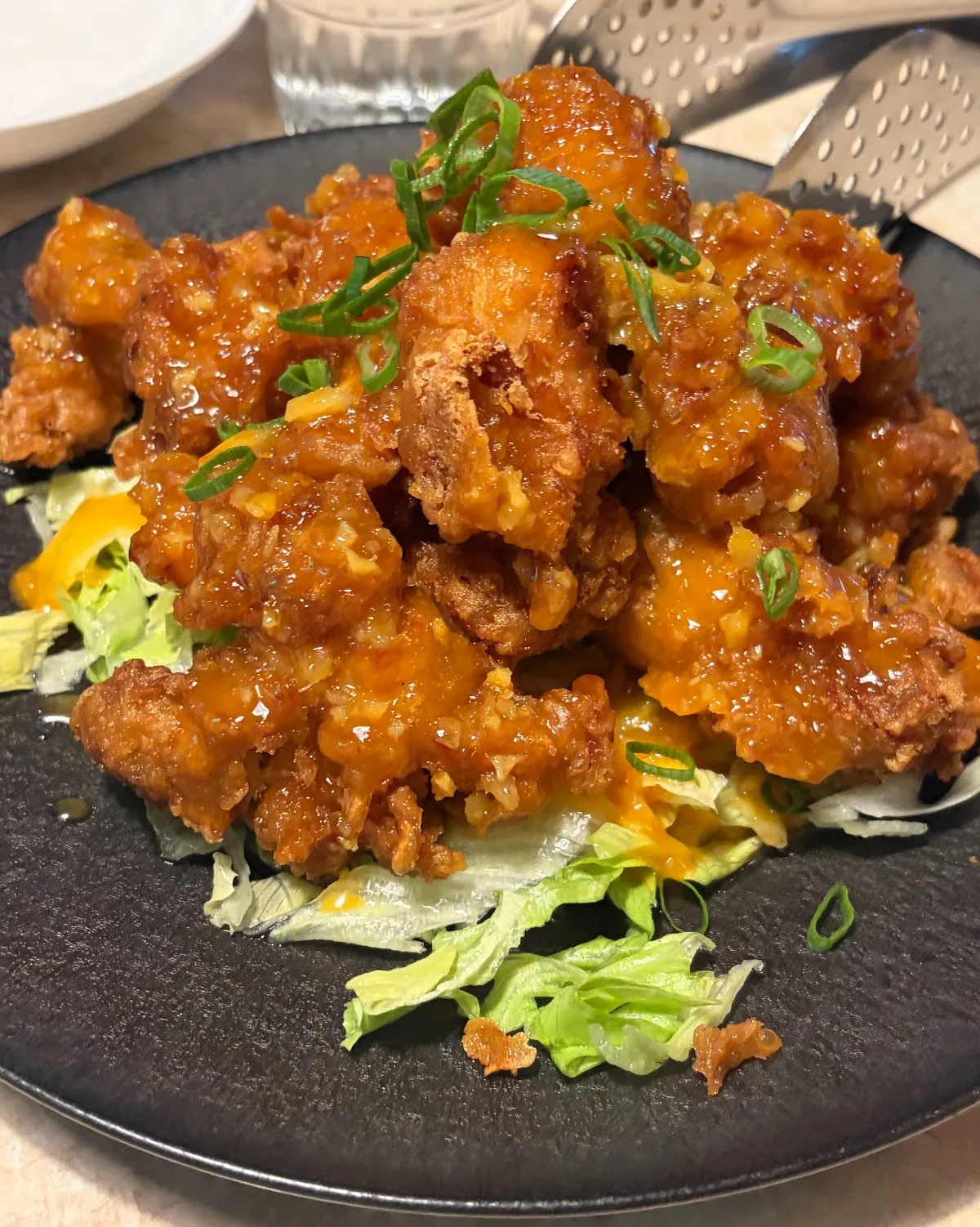 HOMEBOY SEOUL — 青ねぎをのせた鶏の揚げ物