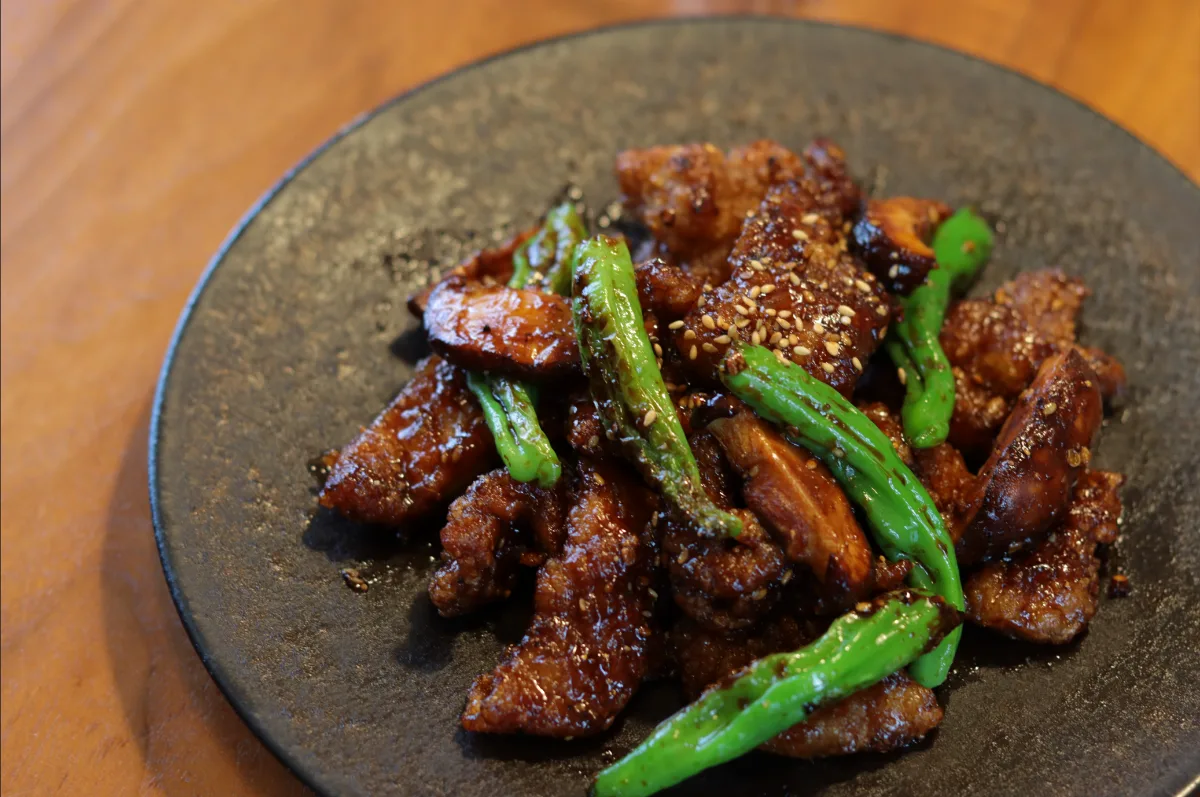 HOMEBOY SEOUL — 青唐辛子を添えた豚肉料理