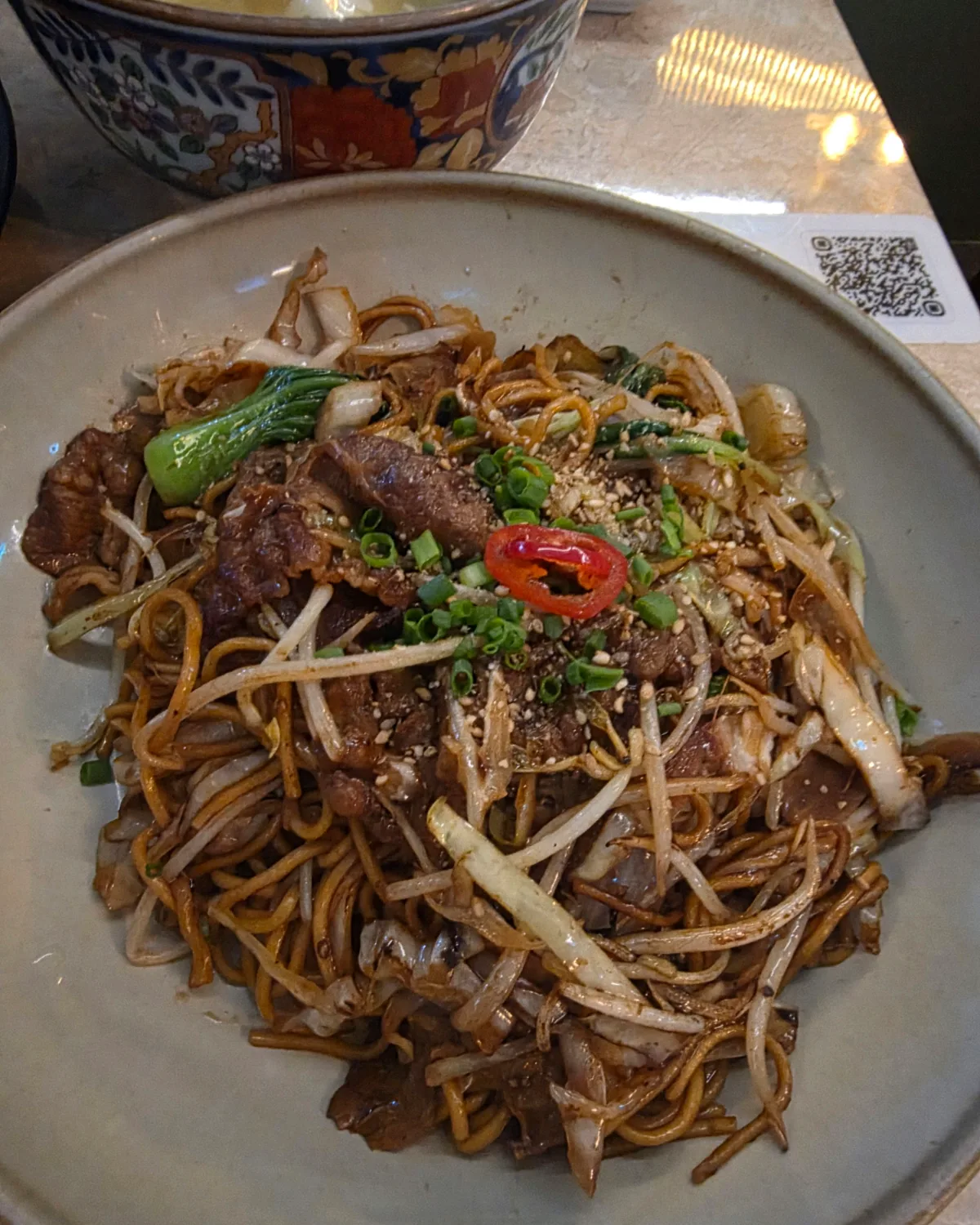牛肉ともやしを炒めたビーフチャウメン