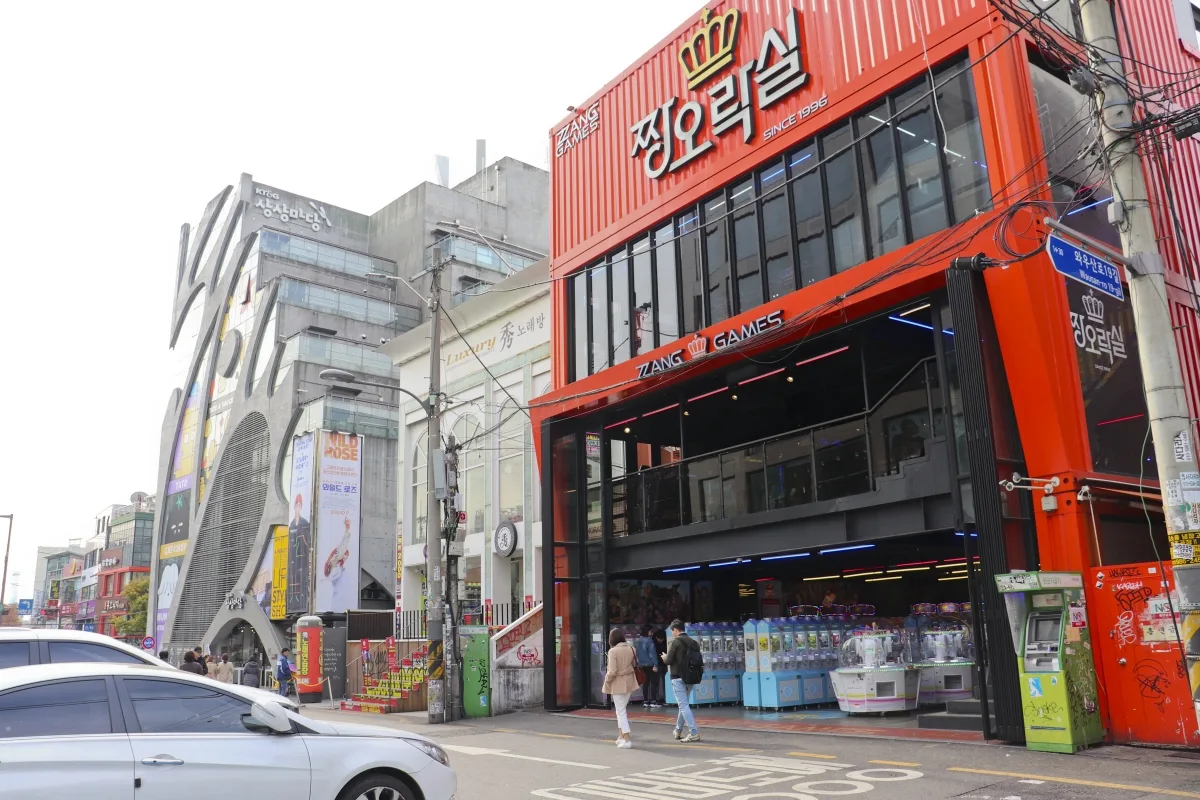 クレーンゲームが並ぶ赤い店