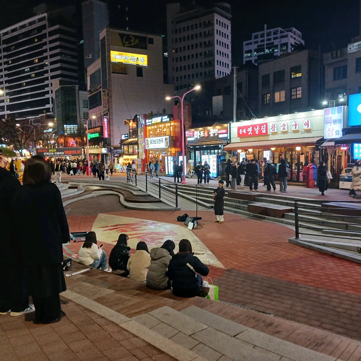 階段に座って聴く路上ライブ