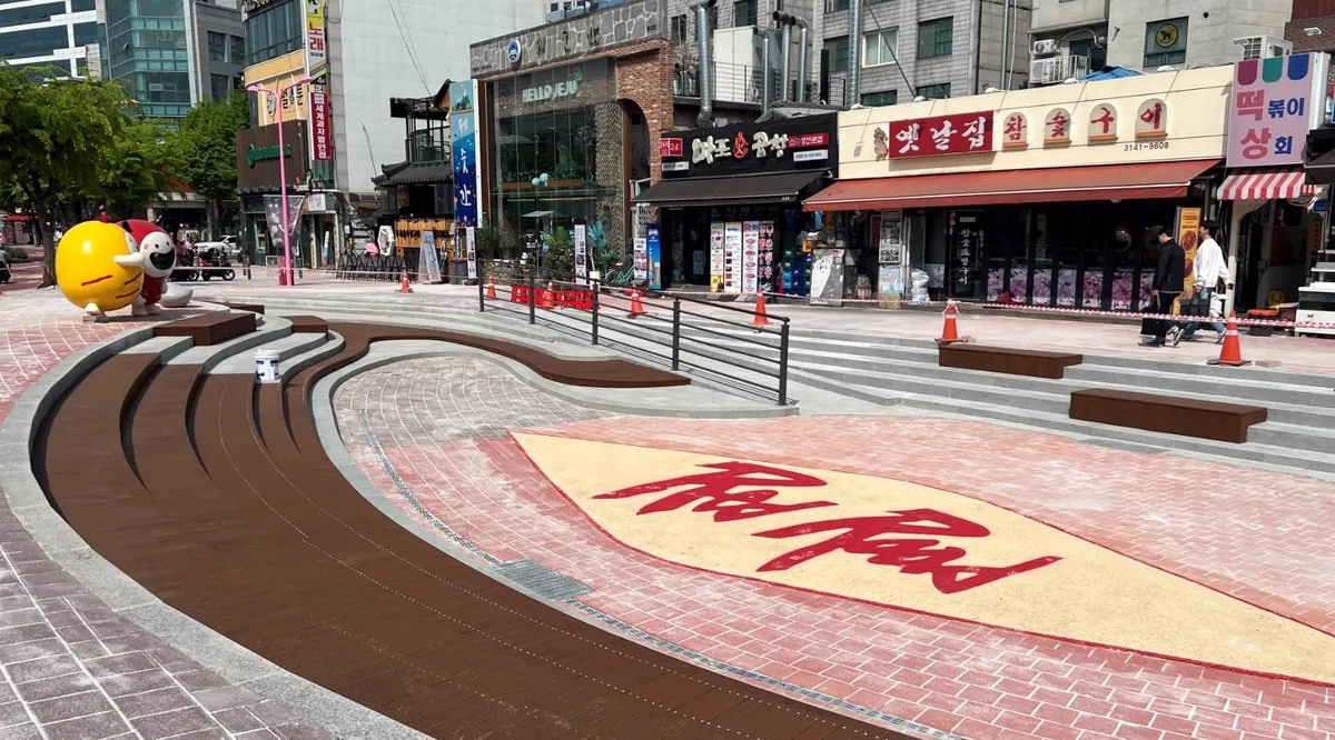 弘大歩きたい通り — 9番出口前の曲線階段の広場