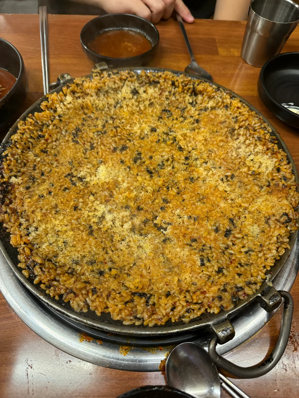 鉄板いっぱいのとびこ入り炒めご飯