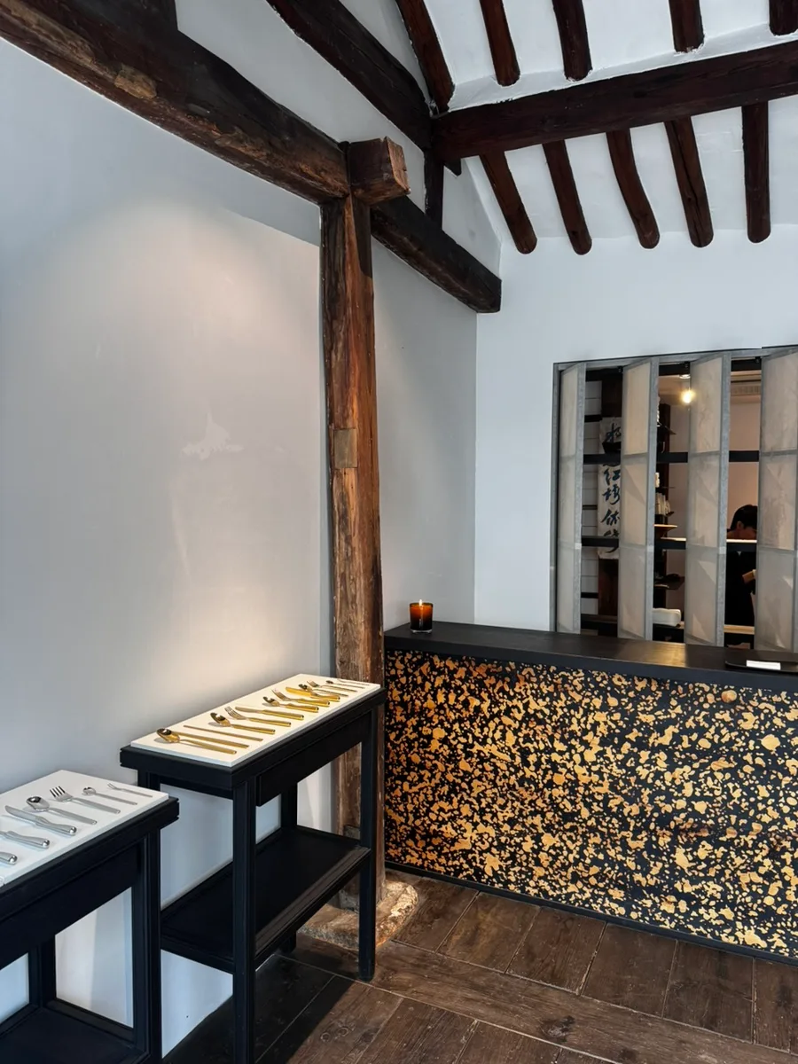 HORANG 西村店 — 木の柱とカトラリーの展示台