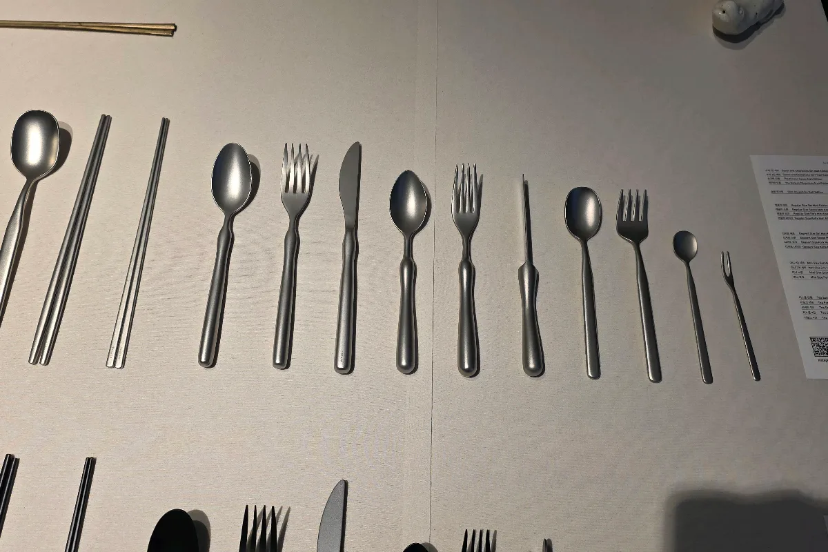 丸みのある柄のスプーンとフォーク