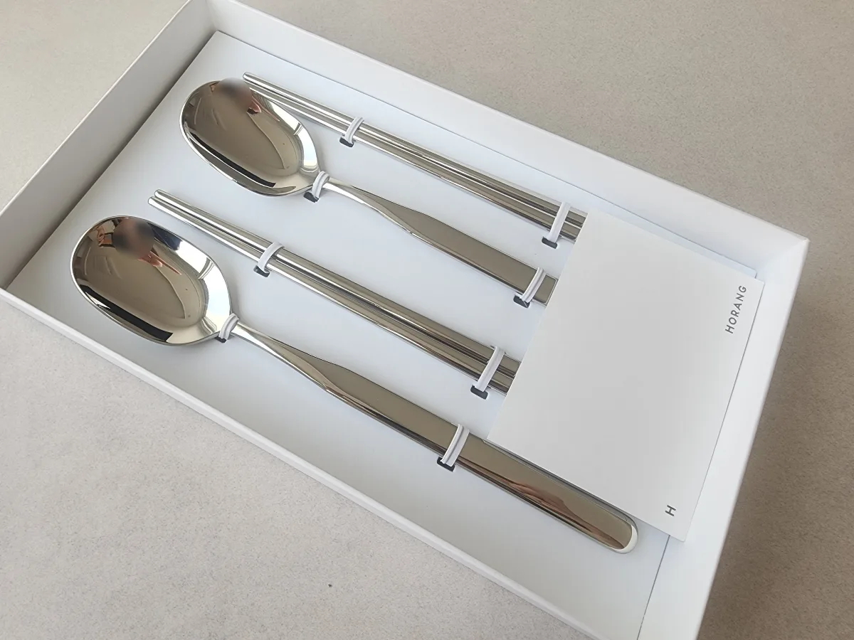 白い箱に収めた二組のスプーンと箸