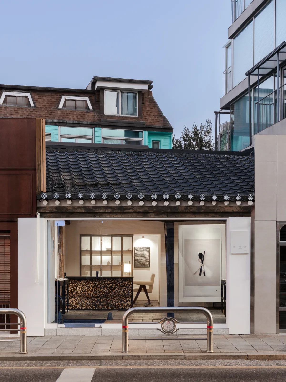 HORANG 西村店 — 瓦屋根とガラス張りの店先