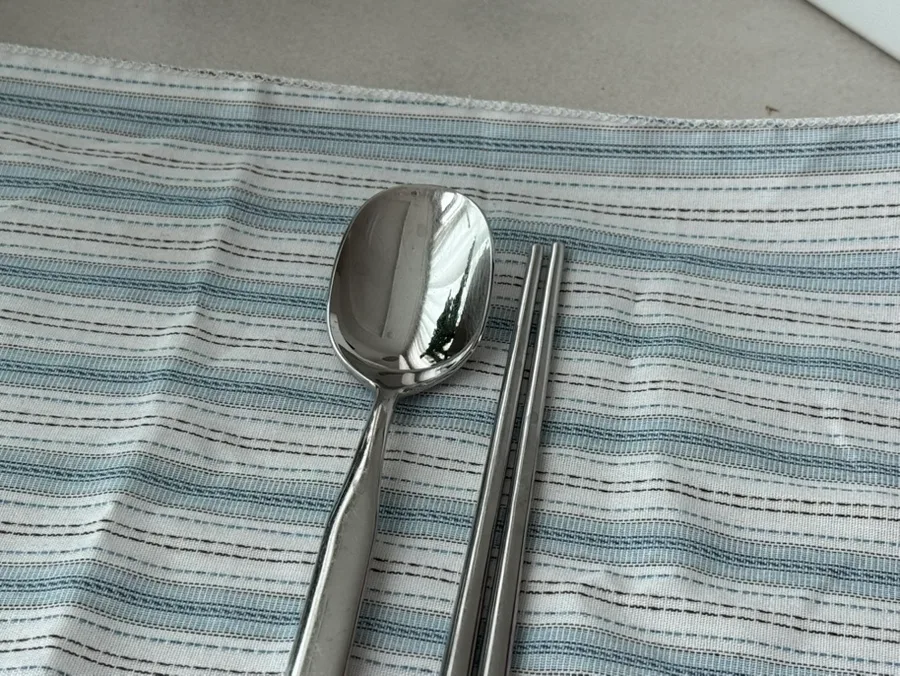 丸みのある銀色のスプーンと箸