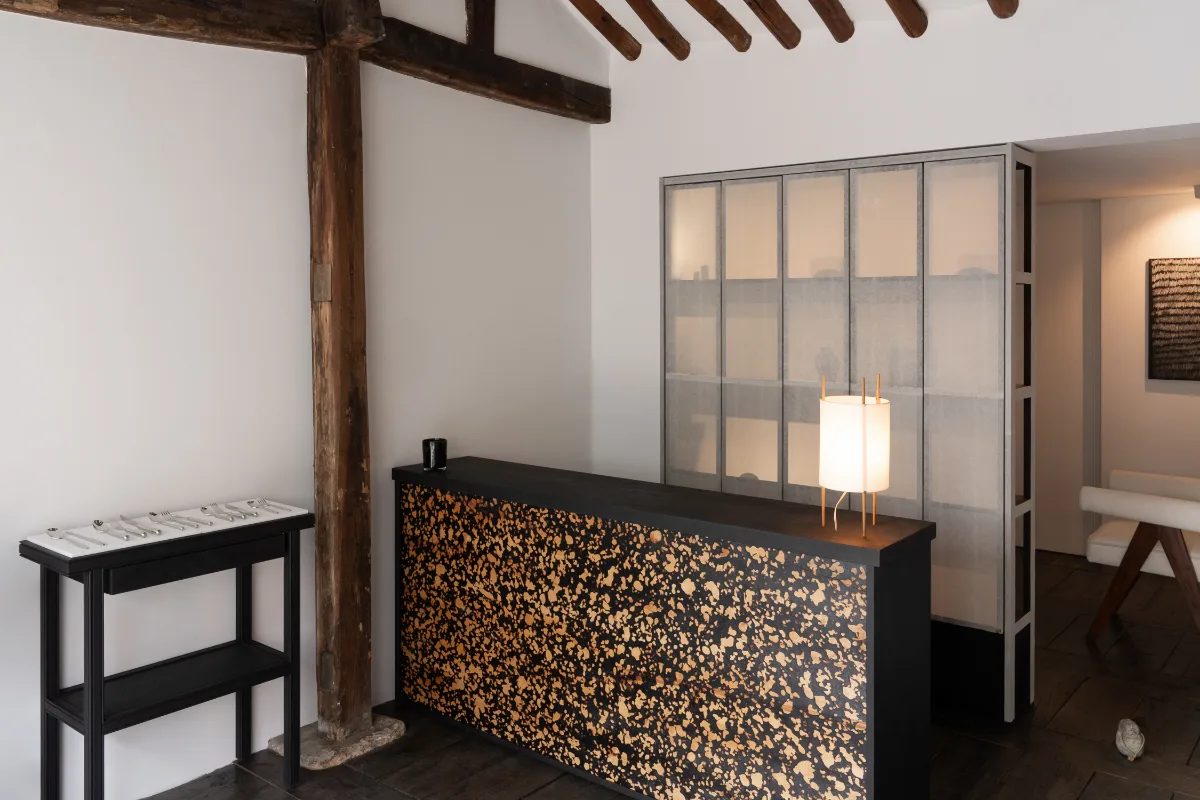HORANG 西村店 — 金色の模様のカウンターと木の柱