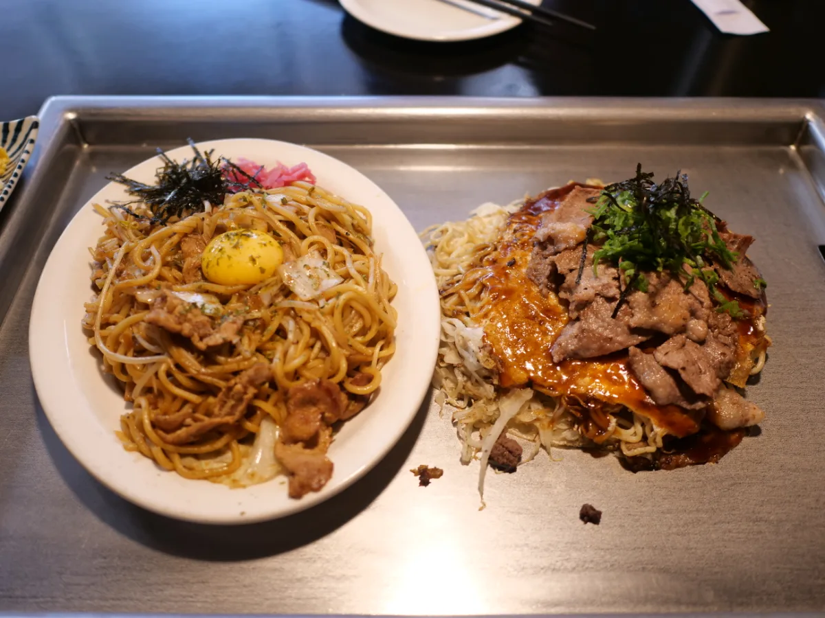 HOTCHO 本店 — 焼きそばと肉のせお好み焼き