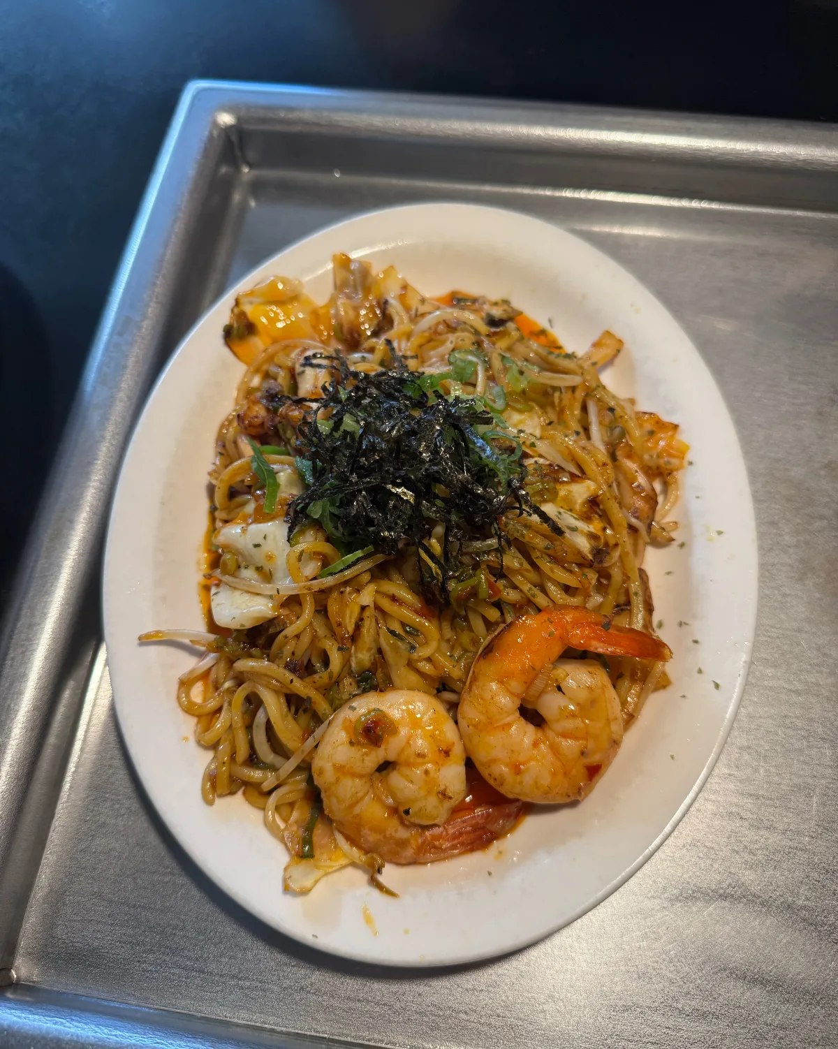 HOTCHO 本店 — エビとイカをのせた焼きそば