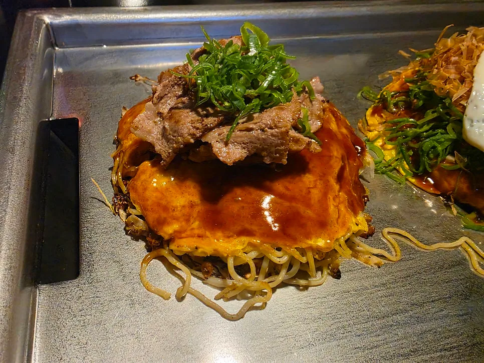 HOTCHO 本店 — 牛肉をのせた卵包みのお好み焼き