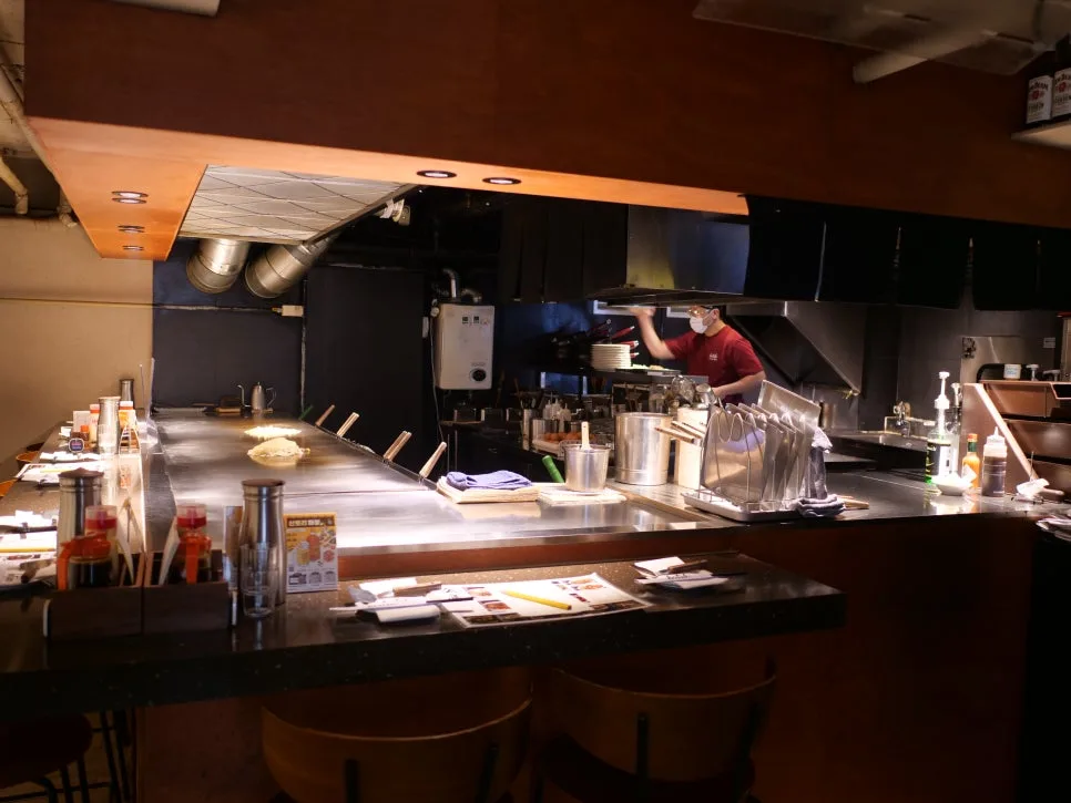 調理場を望む鉄板前のカウンター