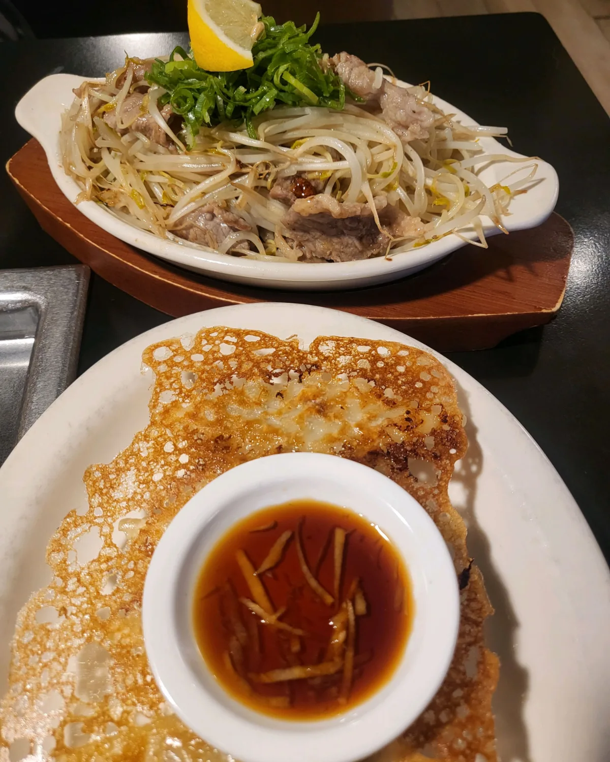 羽根つき焼き餃子と牛バラもやし炒め
