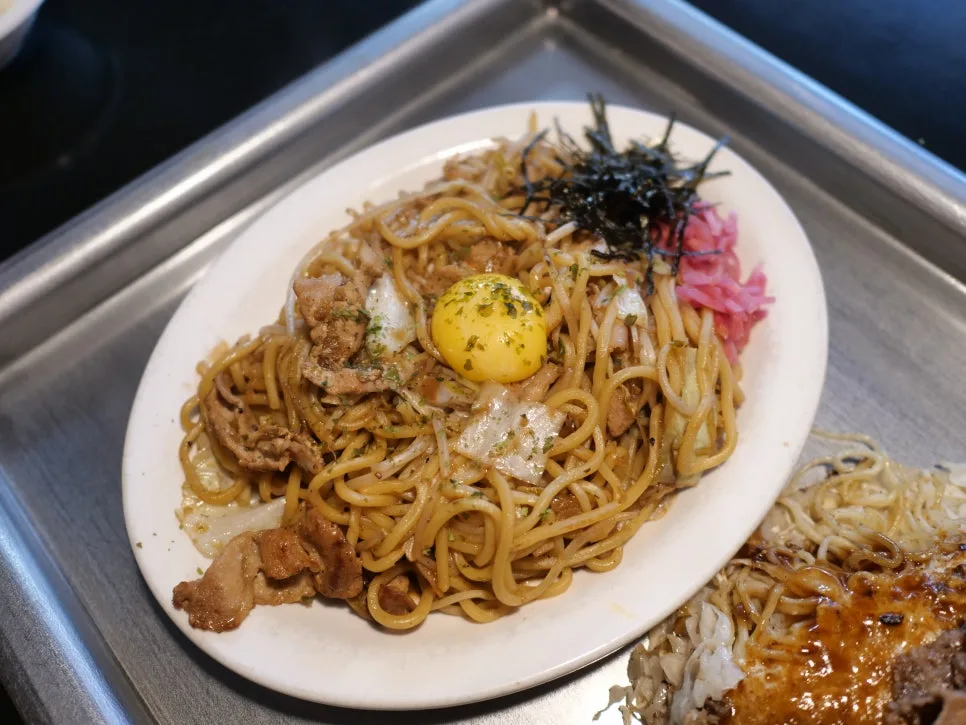 卵黄と紅しょうがをのせた醤油焼きそば