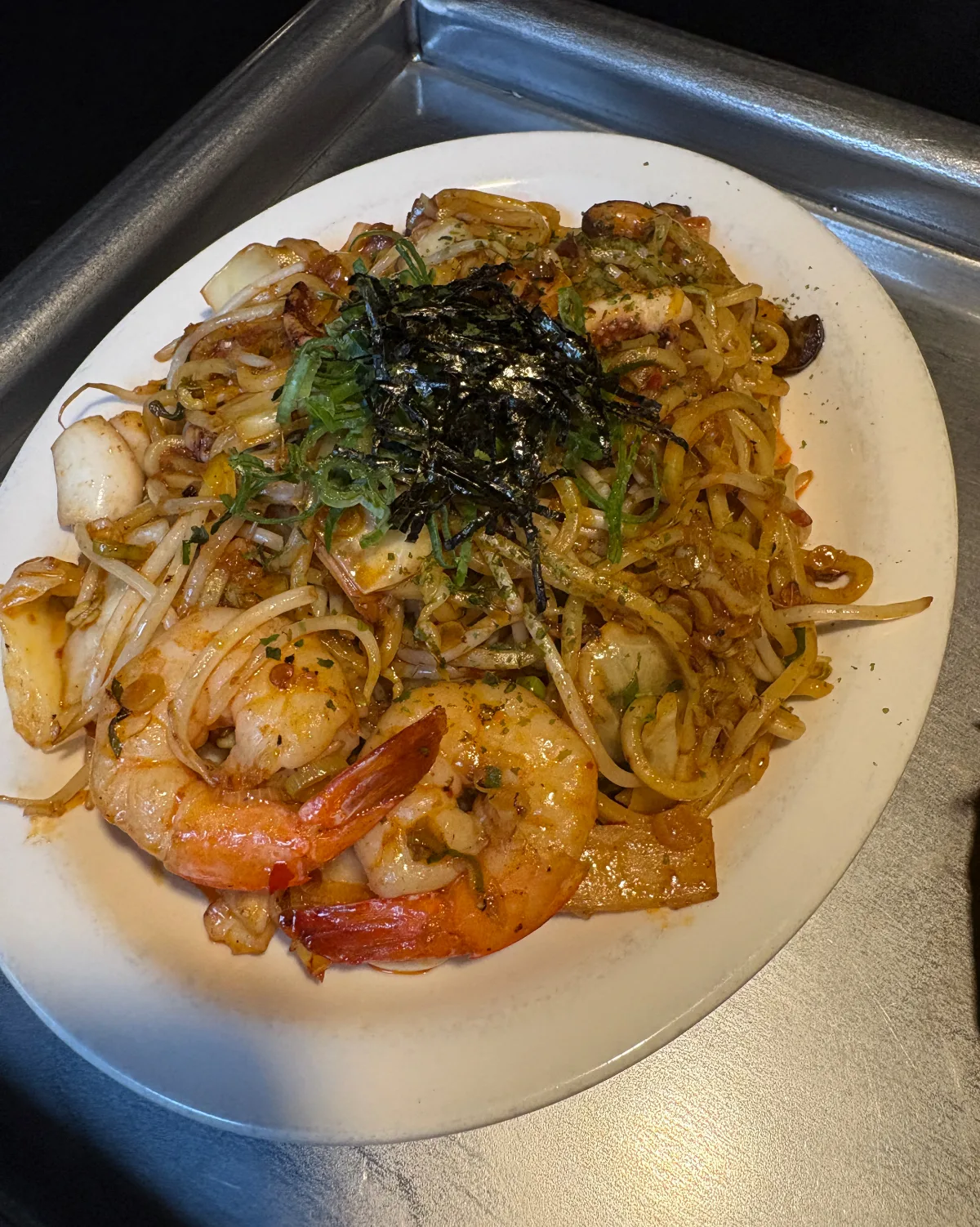 エビとイカ入りの唐辛子焼きそば
