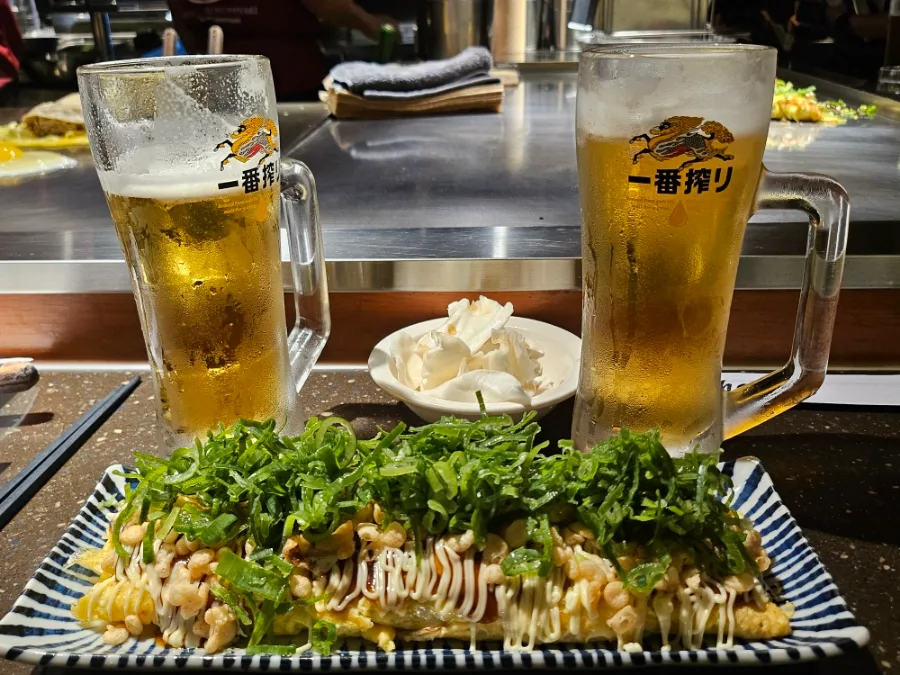 HOTCHO 本店 — ネギのせとん平焼きと生ビール
