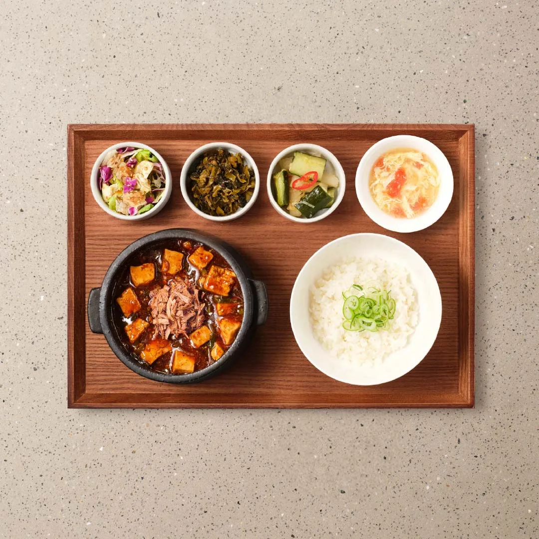 高粱酒館のランチ。土鍋の麻婆豆腐とご飯、小皿