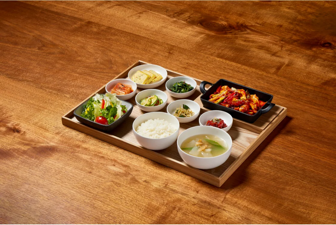 ジャジュハンサンの定食。小皿のおかずが並ぶ