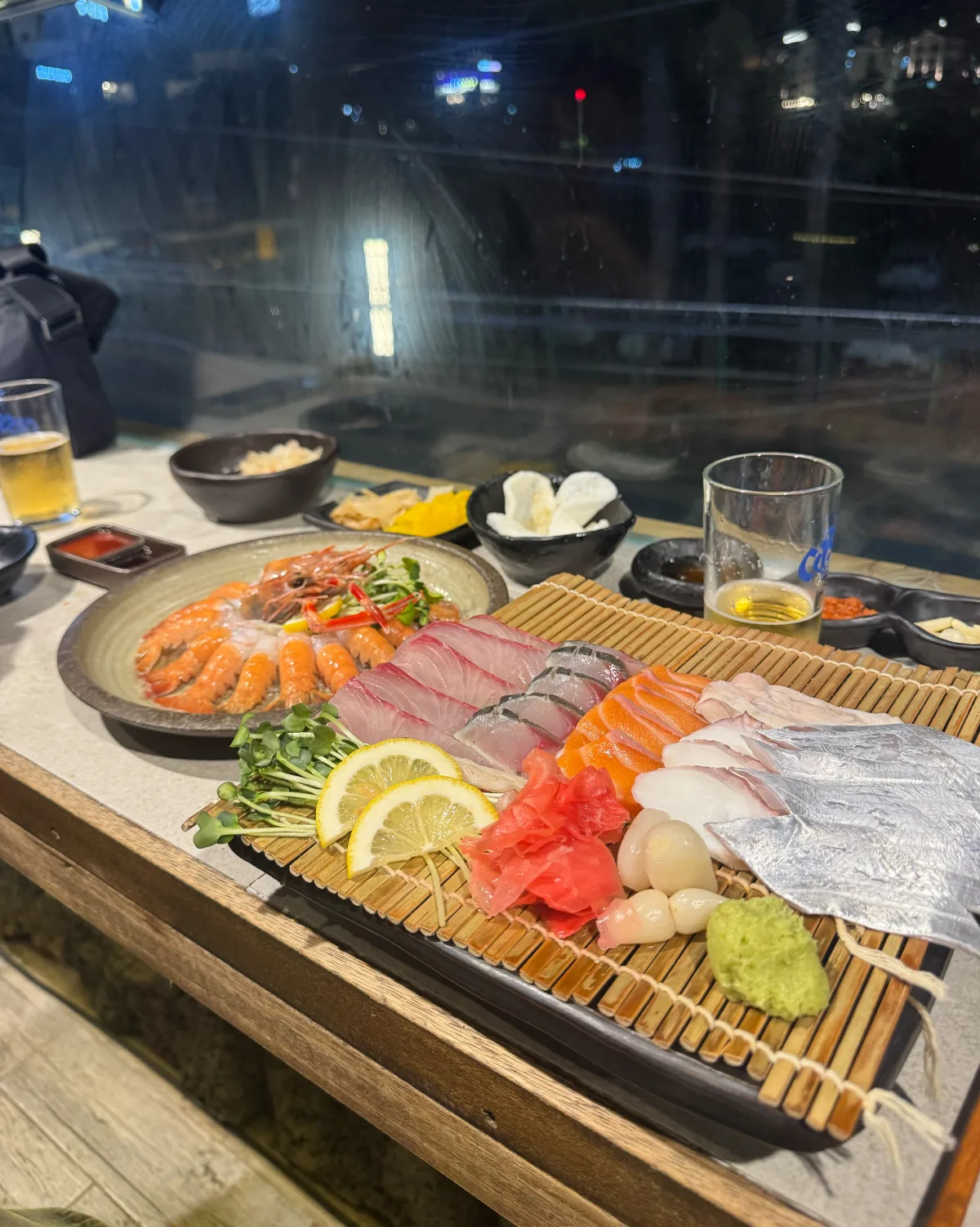 刺身盛り合わせとエビの一皿