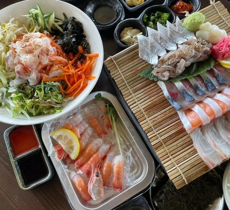 フンナム刺身店 — 刺身とエビが並ぶ食卓