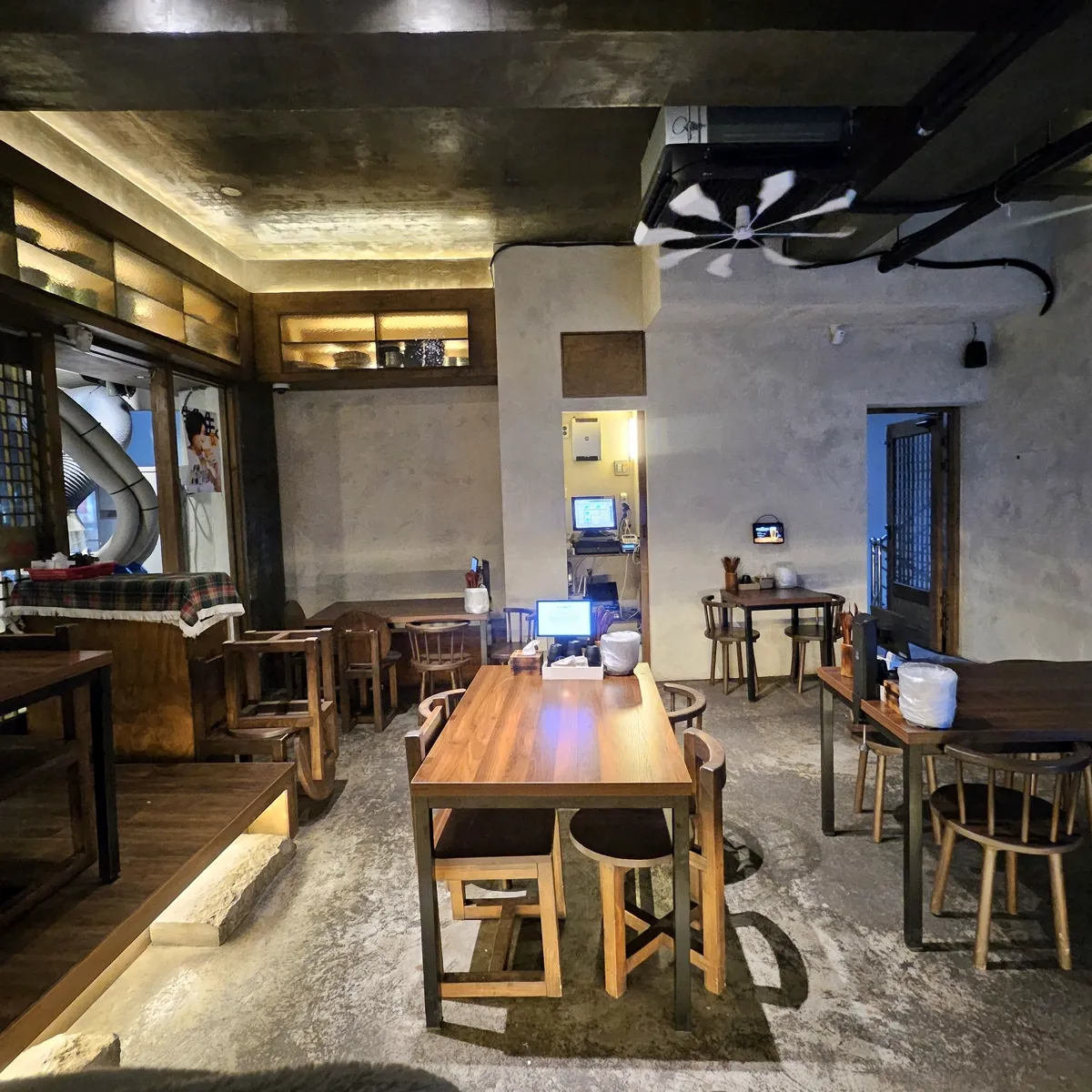 木のテーブルが並ぶ広い店内