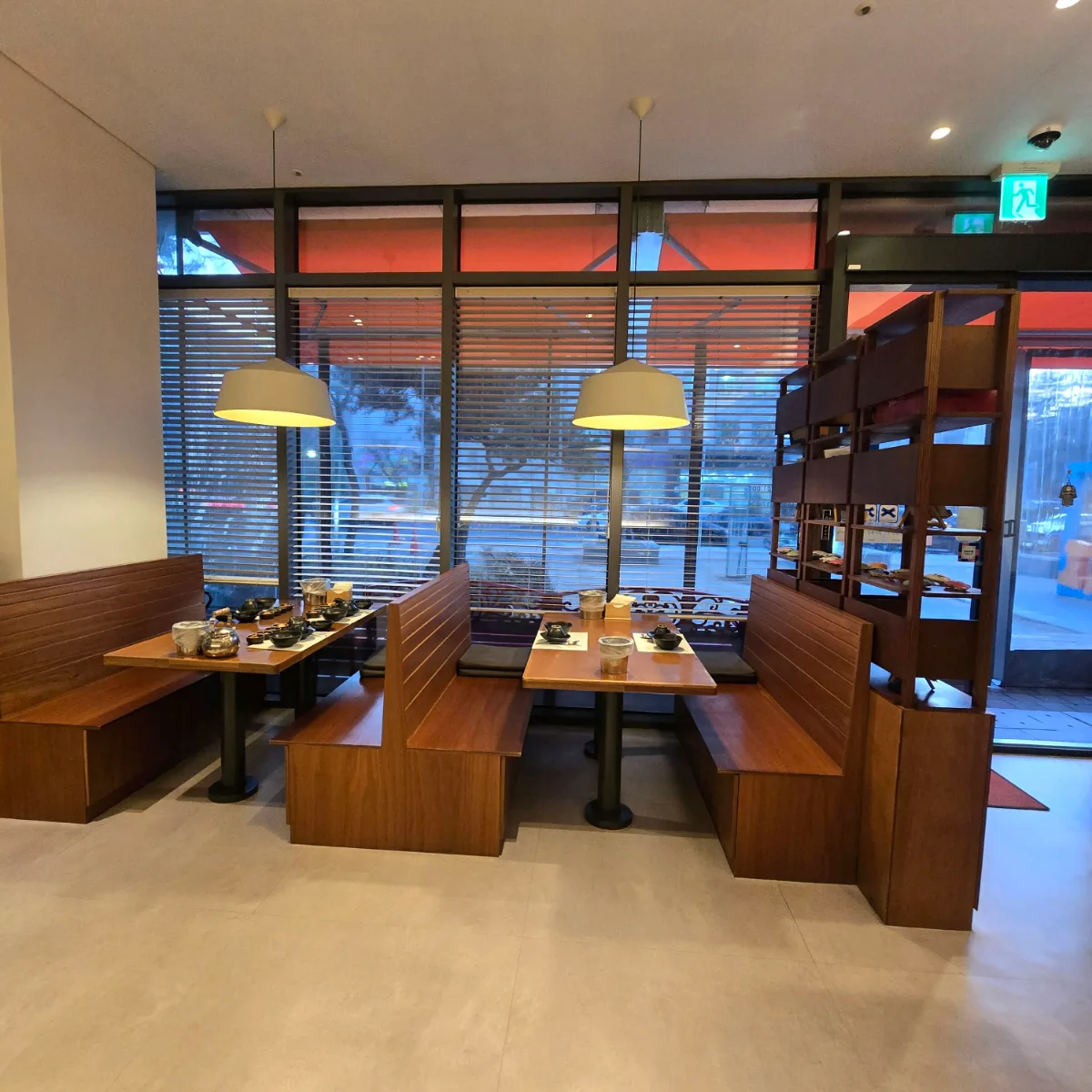 花蟹堂 汝矣島店 — 窓際に並ぶ木製の席