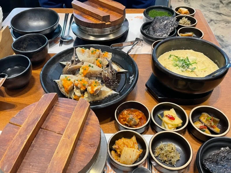 カニの醤油漬けと釜飯の食卓