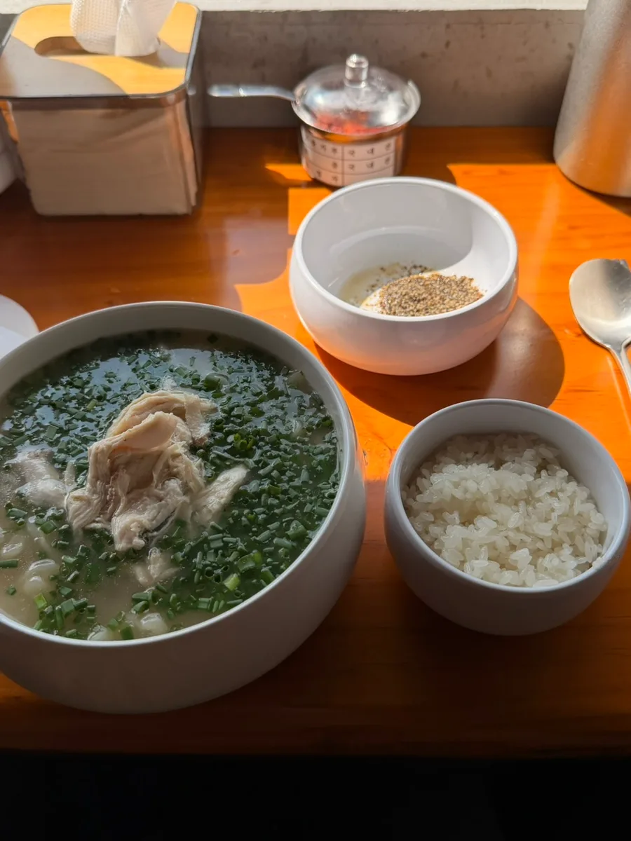 鶏肉入りの麺に添えたご飯