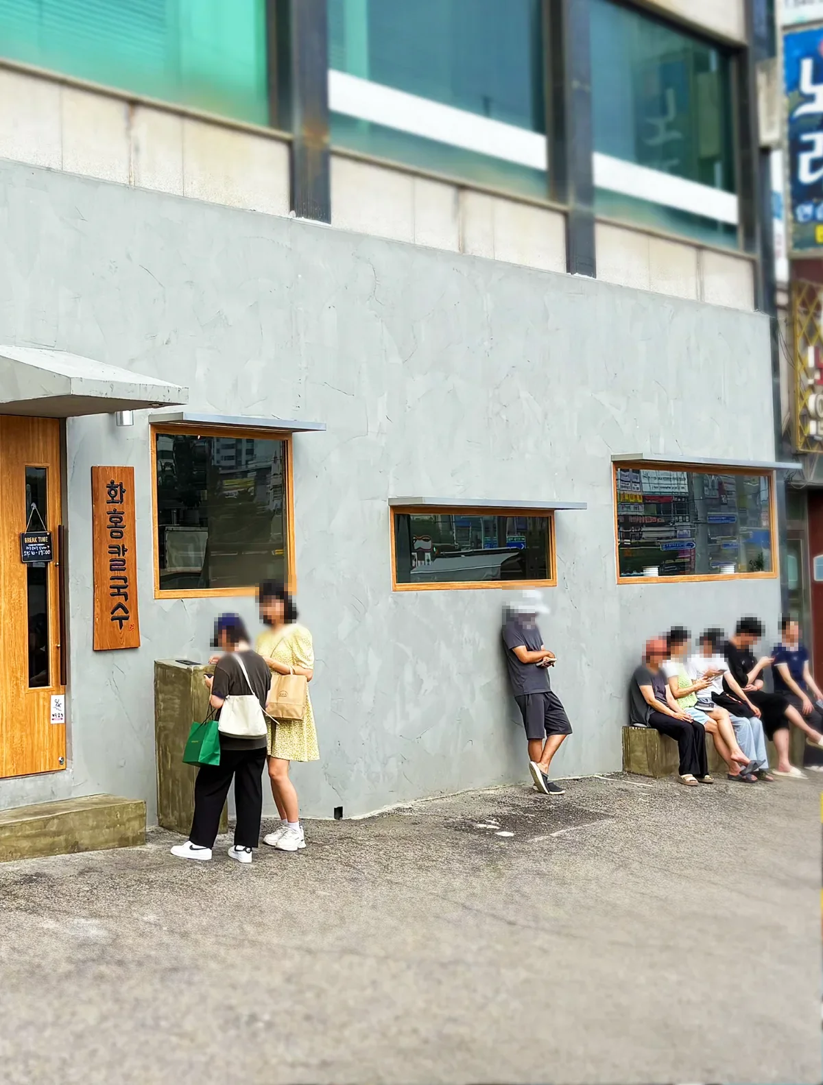 店の前で順番を待つ人たち