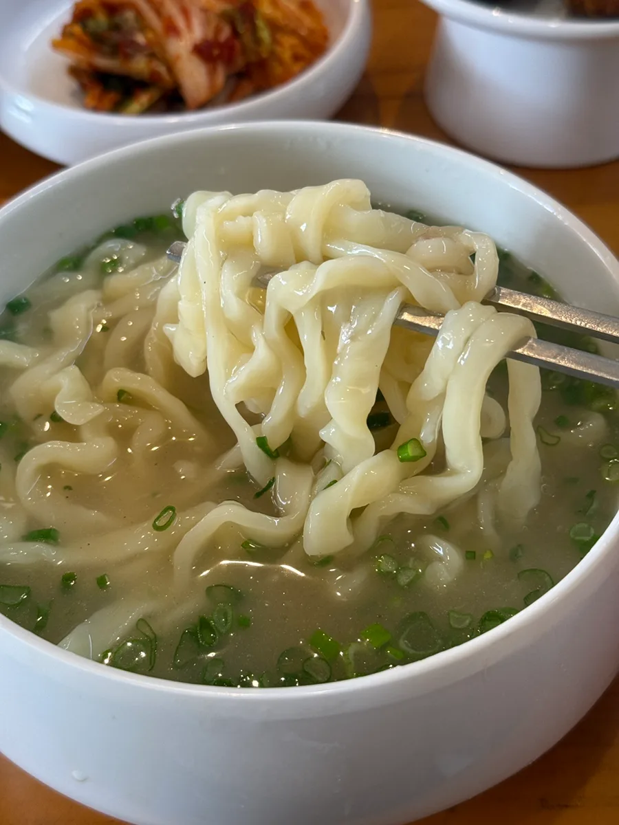 箸で持ち上げた太い麺