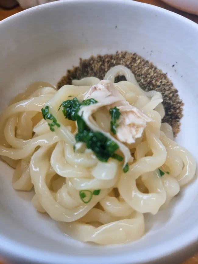 ファホン・カルグクス — エゴマ粉をまぶした麺と鶏肉