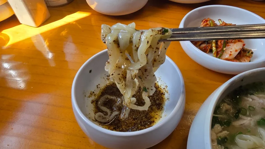 エゴマ油とエゴマ粉で和えた麺