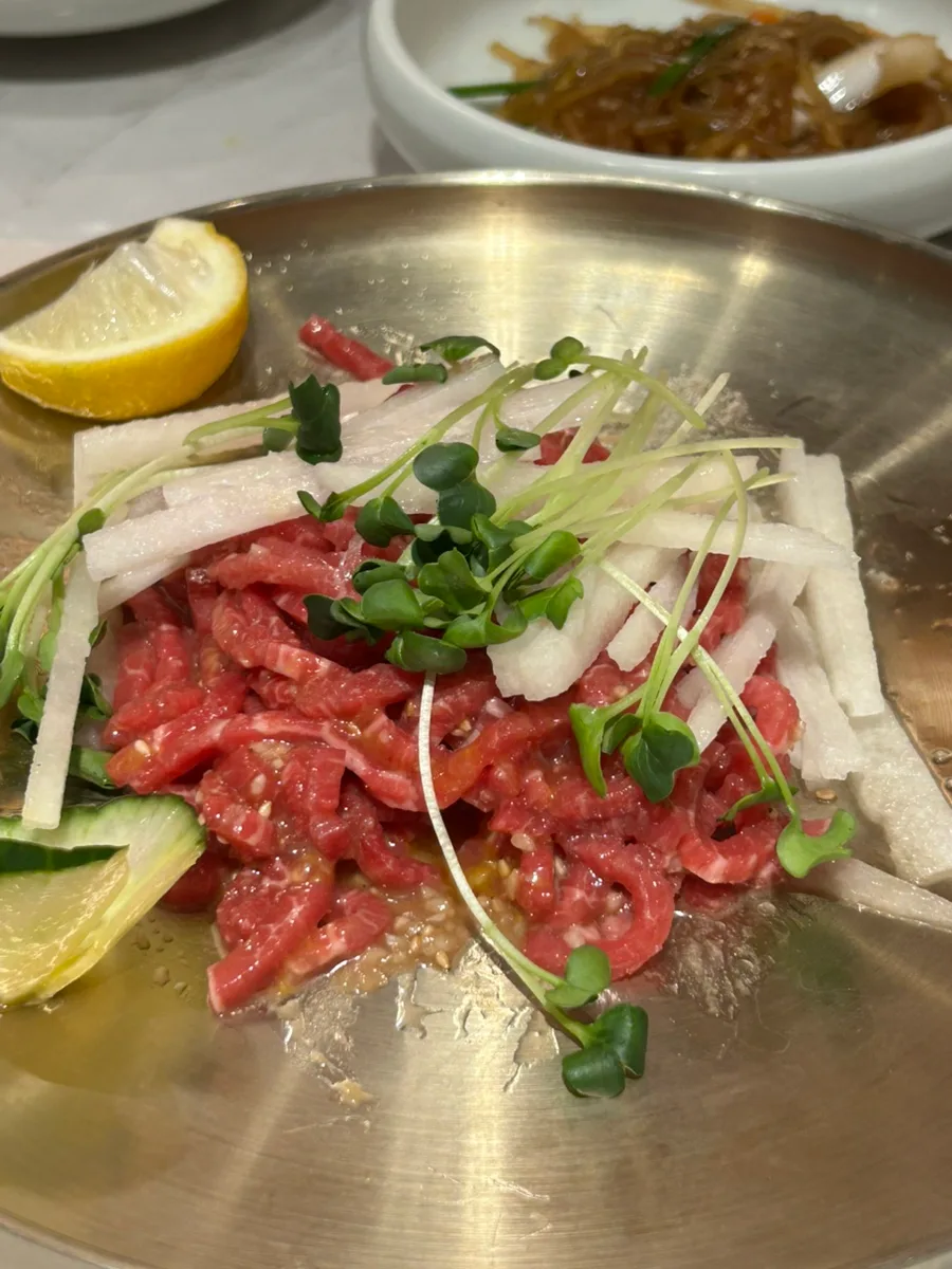 黄金牧場 明洞店 — 大根と薬味を添えたユッケ